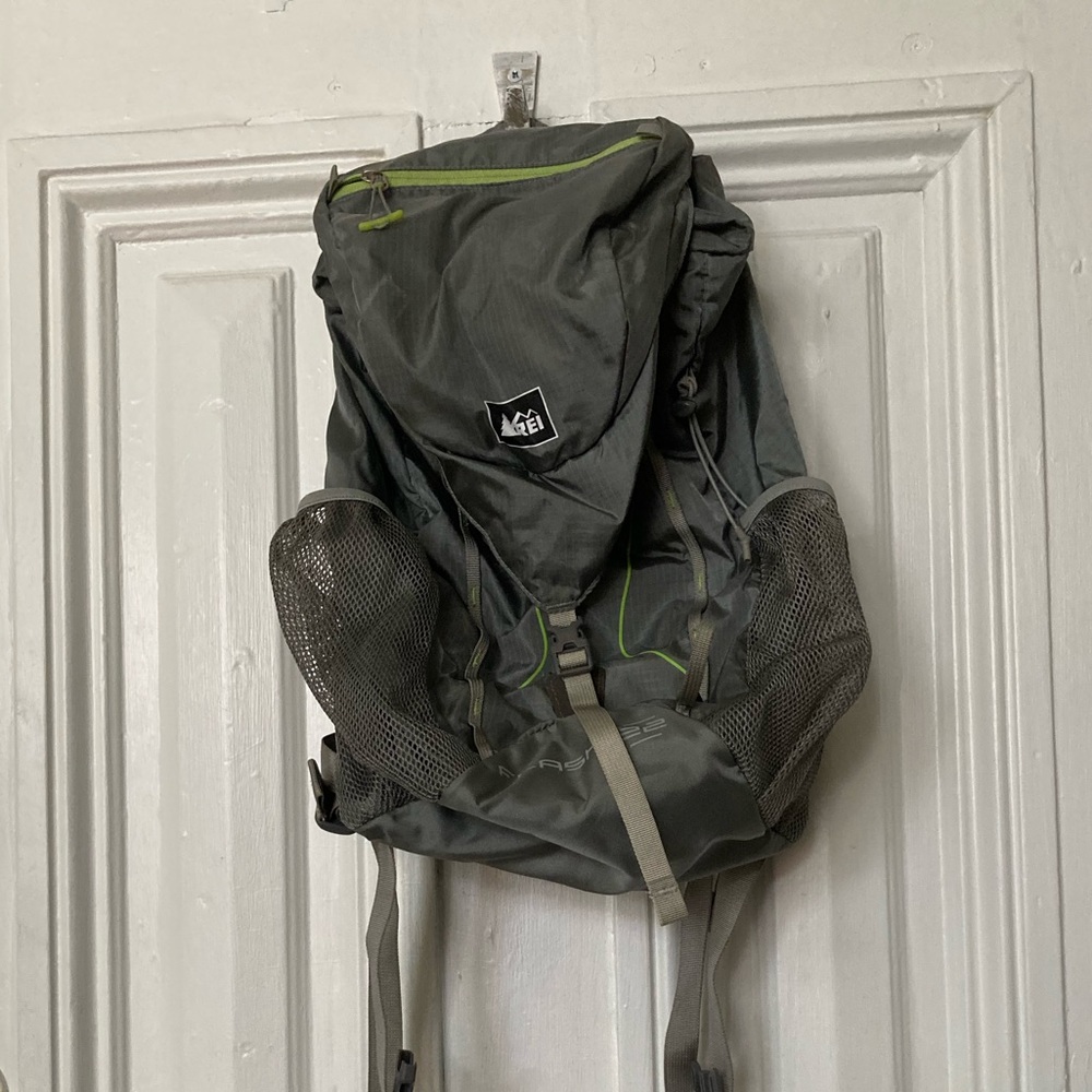 REI || 25L Hiking Pack